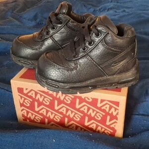 Nike ACG Black Rugged Boots for Outdoor Adventures